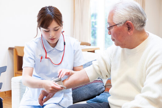 血圧を測る看護師と医師